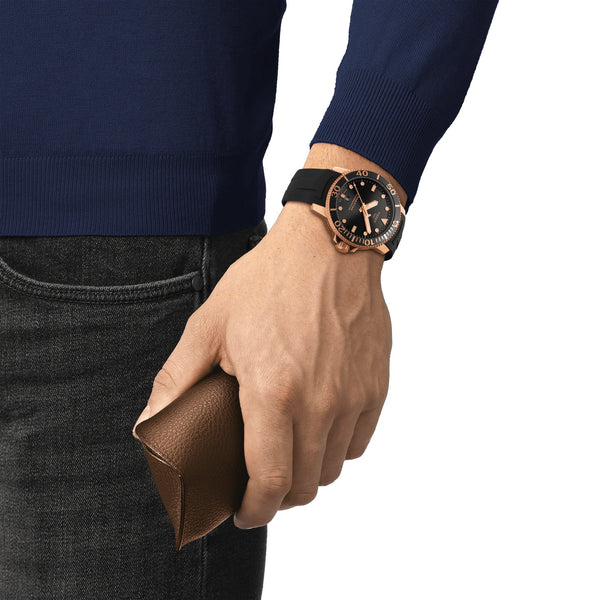 TISSOT SEASTAR 1000 天梭海星系列黑金款300米潛水錶 T1204073705101