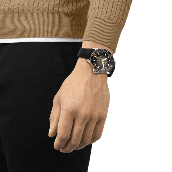 TISSOT SEASTAR 2000 天梭海星系列600米潛水機械錶黑面金色PVD刻度 46mm T1206071744101