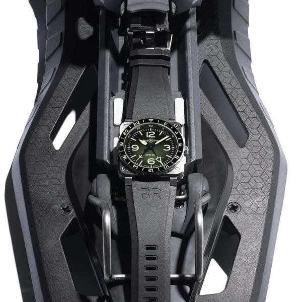 【綠光戰術開箱】極致夜光 ✕ 漸層深邃綠！Bell & Ross BR-03 GMT Green Lum 42mm 實錶解析，引爆雙時區飛行美學