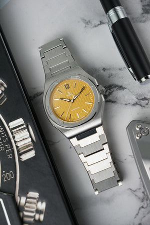 YEMA 野馬 Wristmaster Traveller 城市旅行家 SLIM CMM.20 八角形超薄自製機芯機械錶 39mm 76.24.03.SN.M