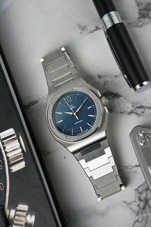 YEMA 野馬 Wristmaster Traveller 城市旅行家 SLIM CMM.20 八角形超薄自製機芯機械錶 39mm 76.24.05.SN.M