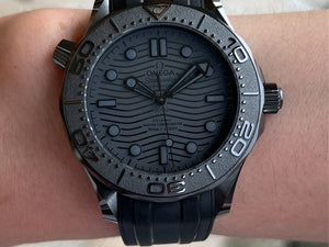 OMEGA 歐米茄 Seamaster 海馬300米 BLACK BLACK 黑黑 43.5mm 21092442001003 - 新萬國鐘錶