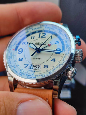 VULCAIN 窩路堅領航員系列鬧鈴手上鍊世界時區白面腕錶 42mm 110163A77.BFC111