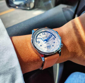 VULCAIN 窩路堅領航員系列鬧鈴手上鍊世界時區白面腕錶 42mm 110163A77.BFC111